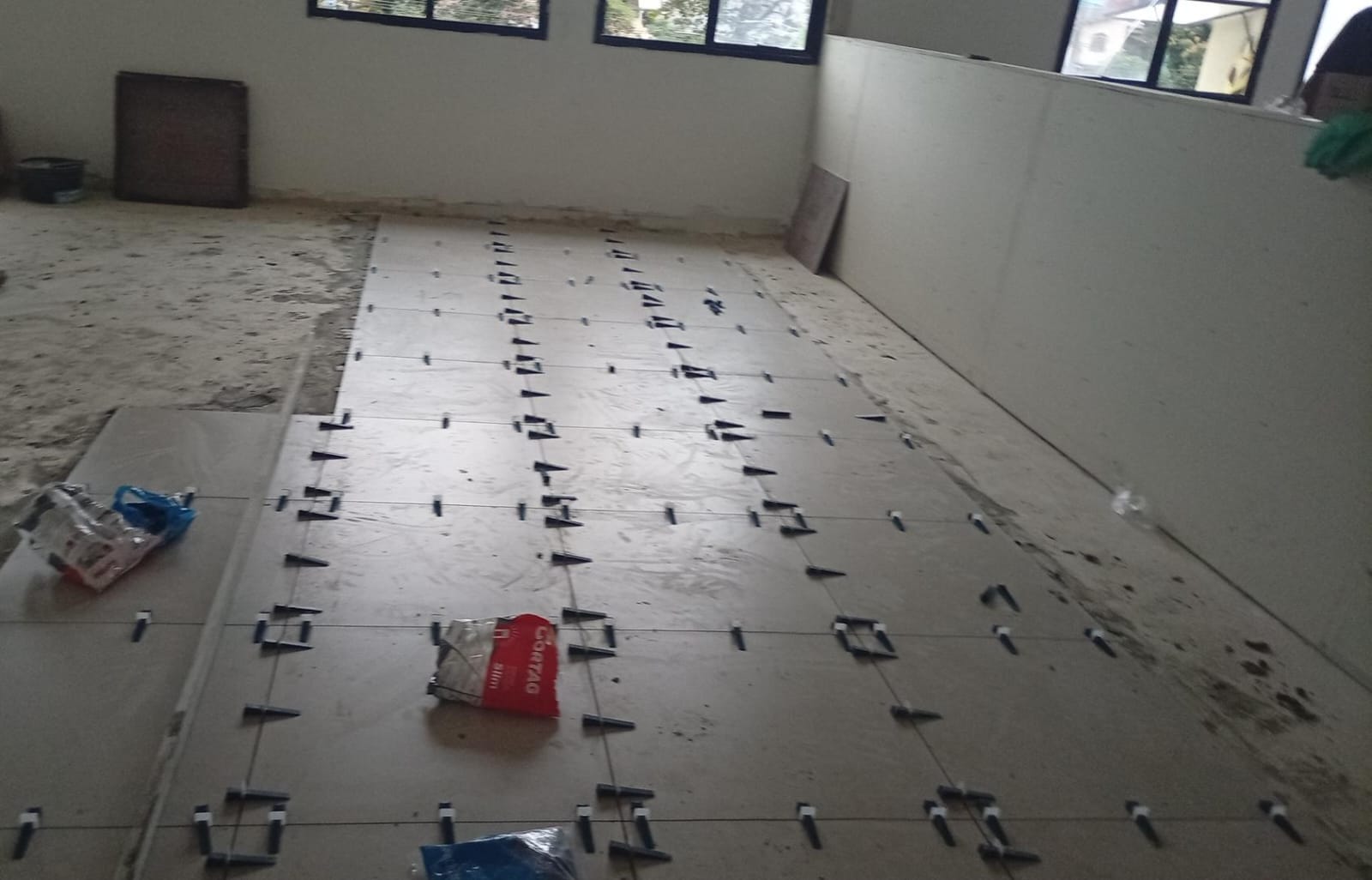 Contrapiso nivelado com espaçadores para porcelanato
