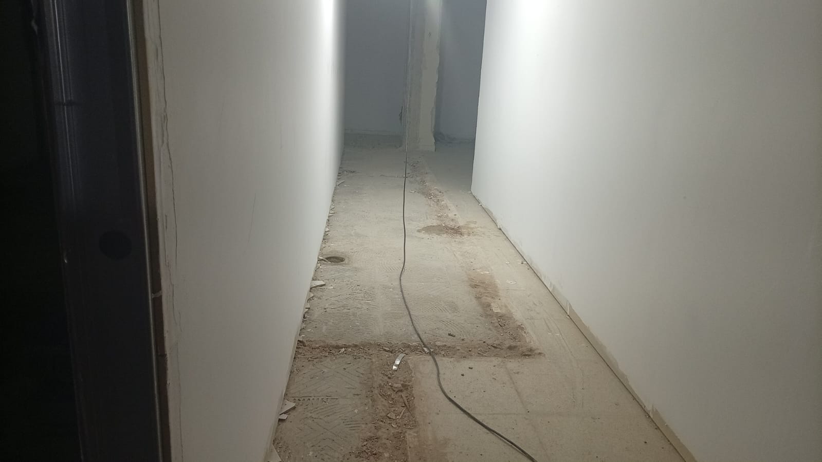 Corredor interno em fase de acabamento
