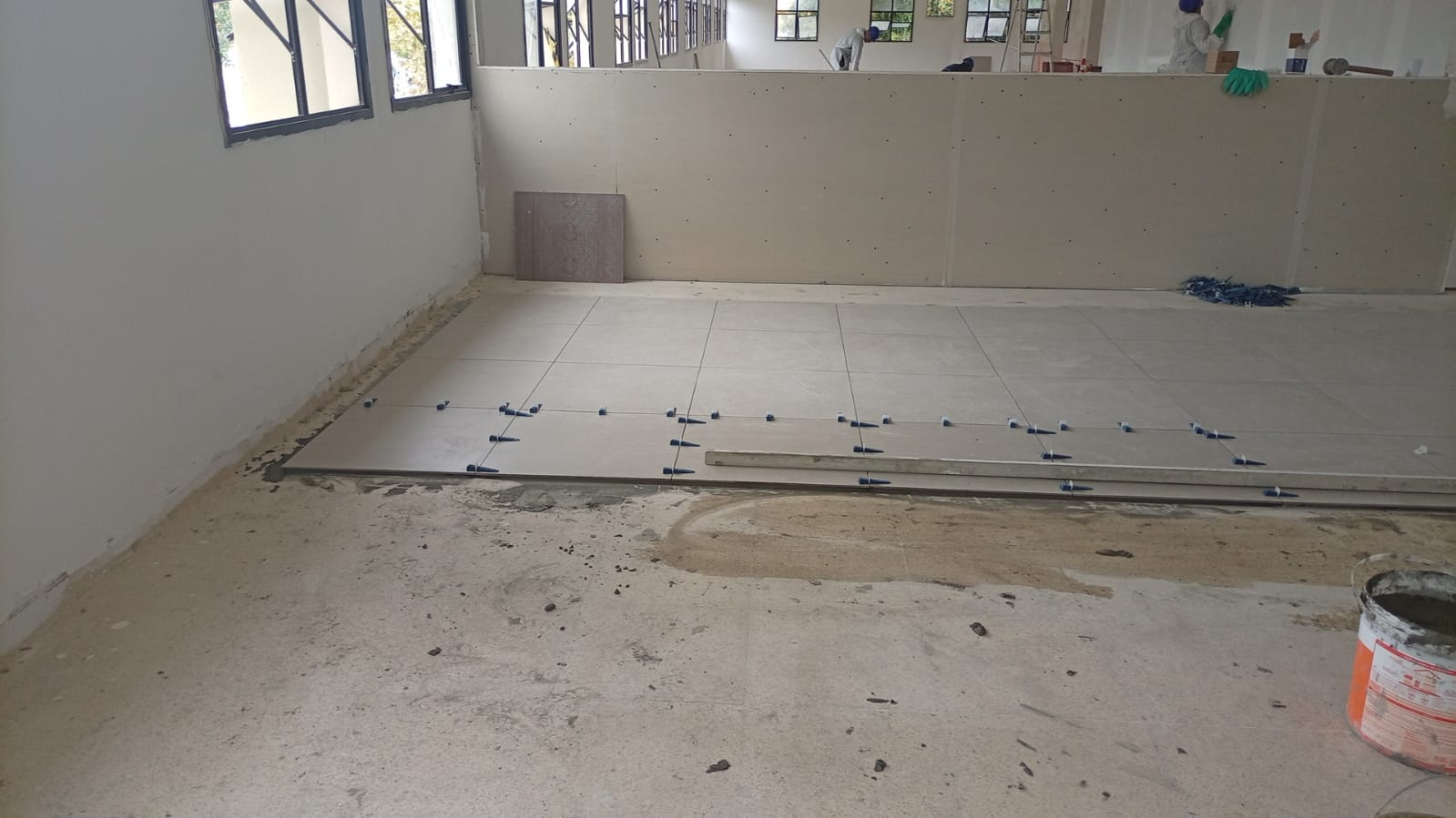 Assentamento de porcelanato em ambiente amplo