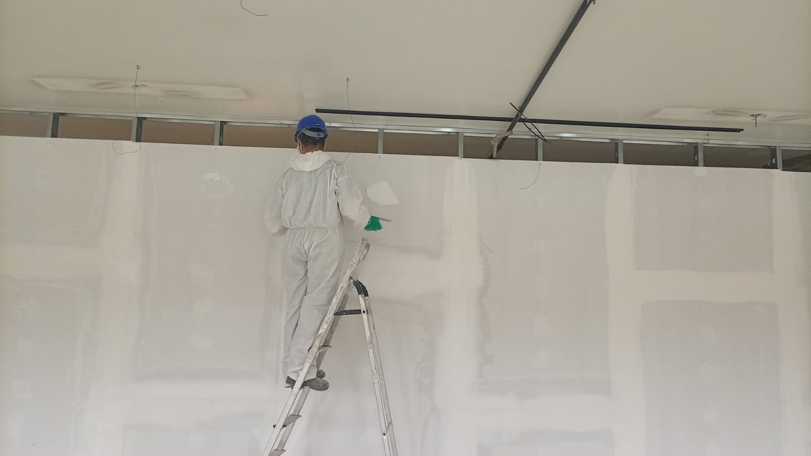 Aplicação de massa em parede de drywall