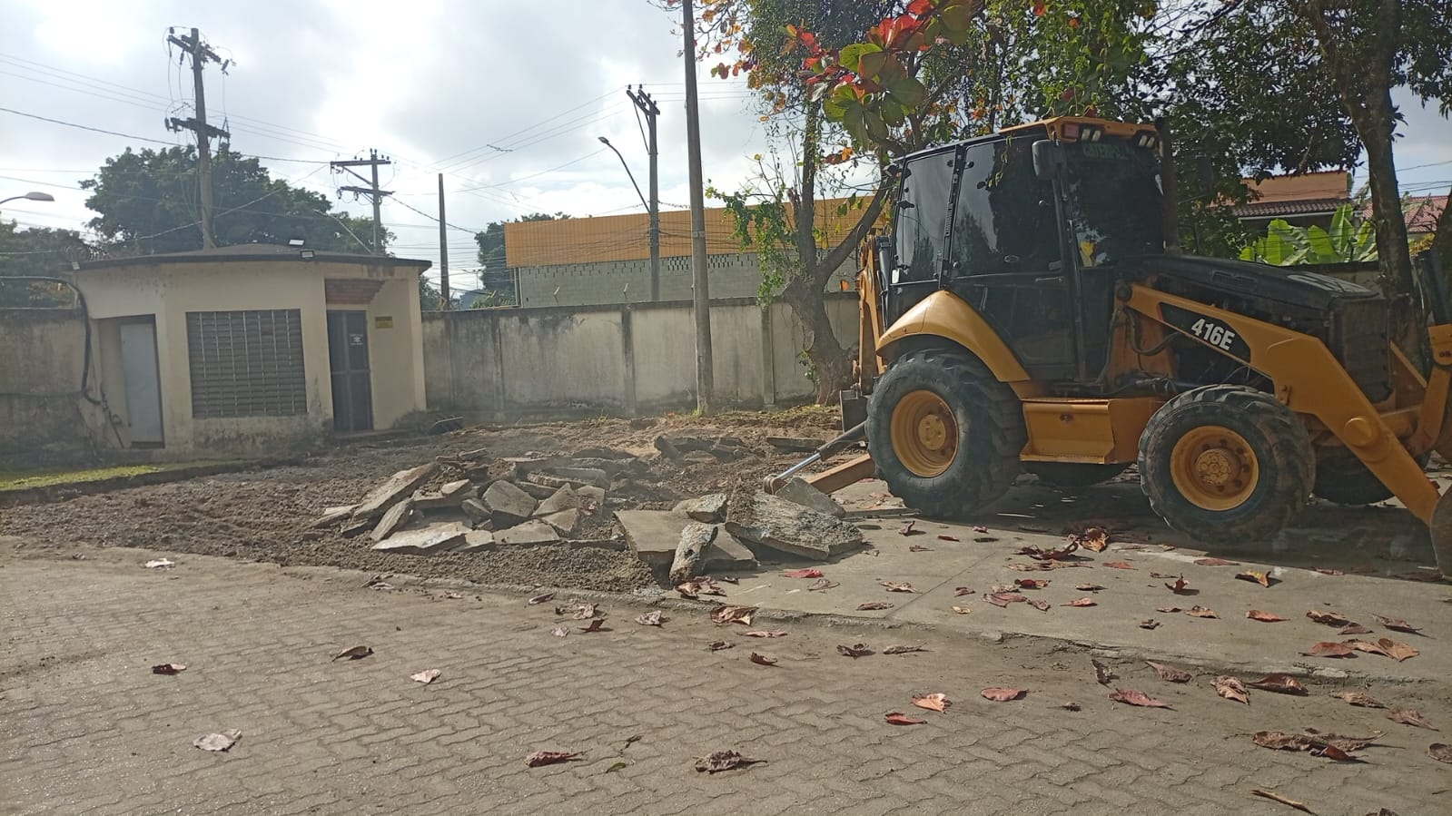 Terraplenagem com retroescavadeira no terreno