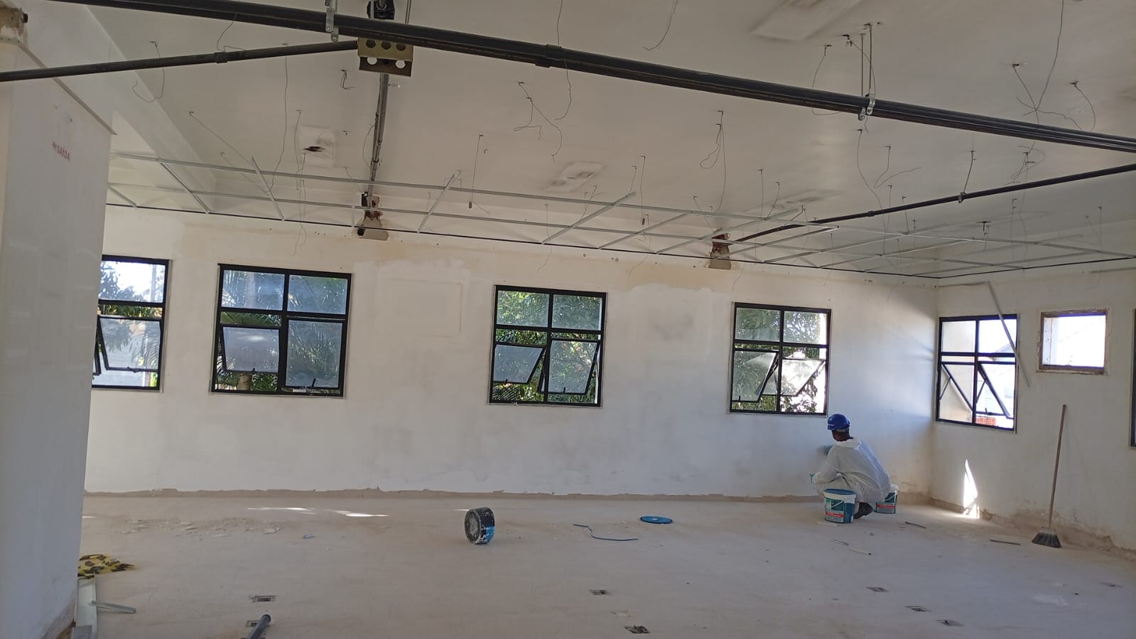 Salão amplo com estrutura de forro em drywall