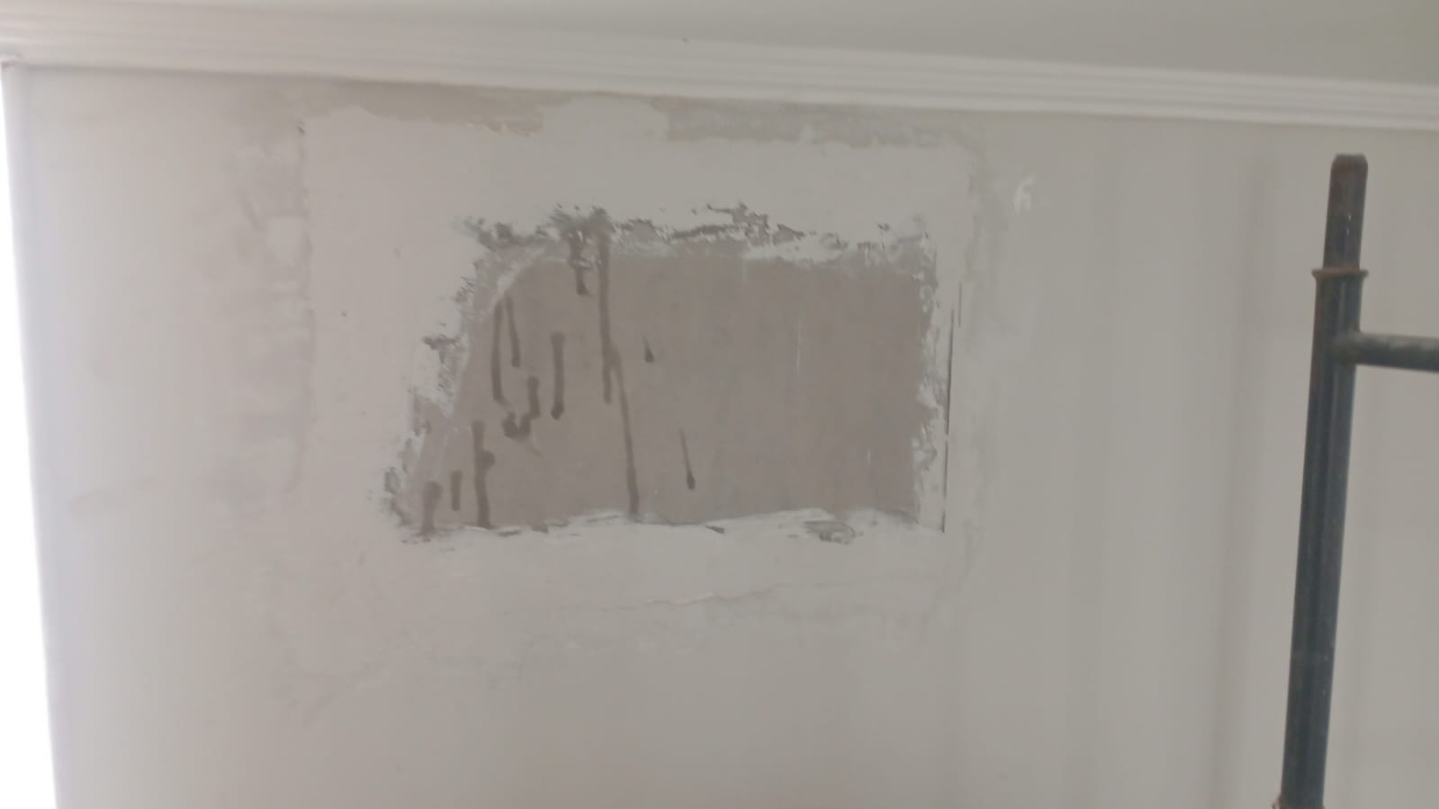 Reparo e acabamento em parede de drywall