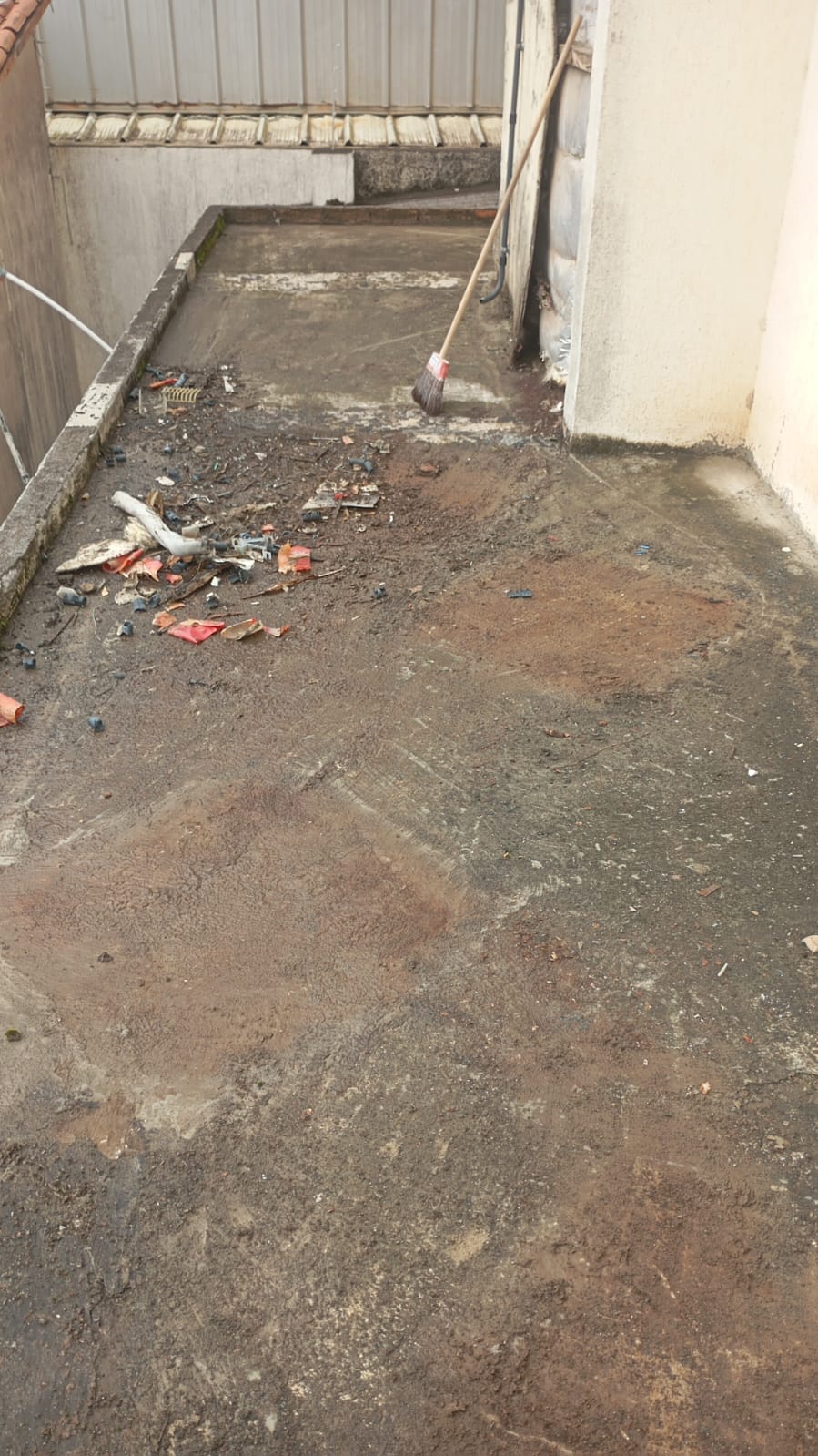 Limpeza de terraço após etapa da obra