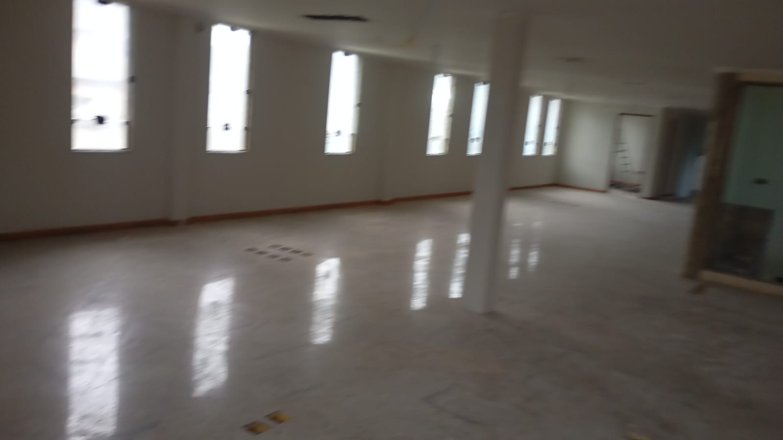 Ambiente em fase de acabamento com esquadrias
