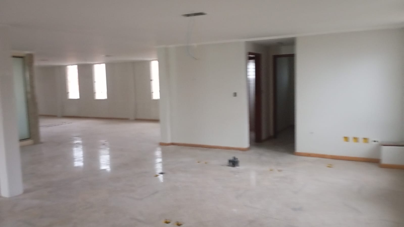 Salão com portas e acabamentos finalizados