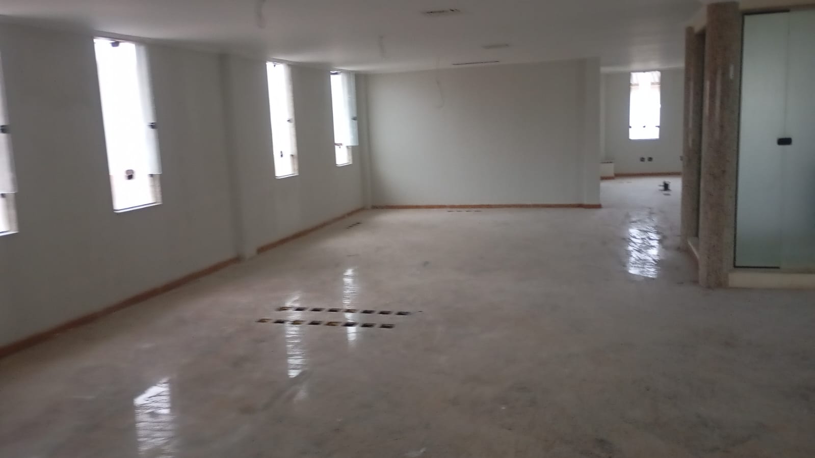 Salão amplo com piso polido finalizado