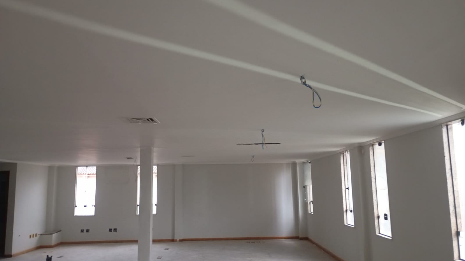 Sanitário com mictórios instalados