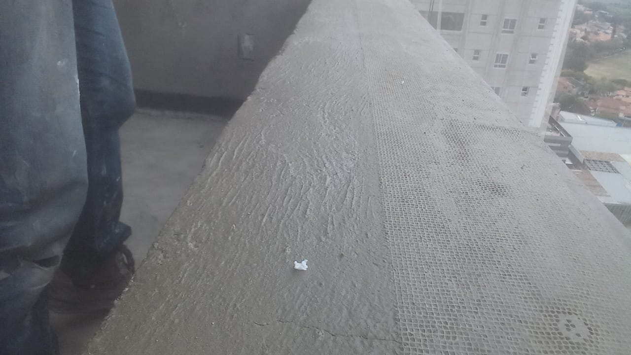 Vista aérea da obra com fôrmas de concretagem
