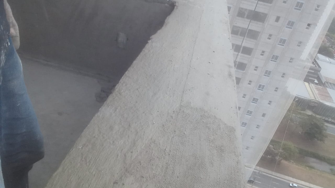 Sacada em fase de reboco e impermeabilização